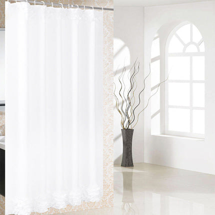Enfärgat vitt duschdraperi med volang