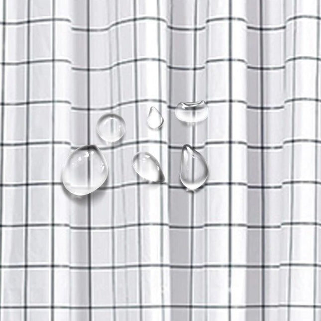 Minimalistiskt duschdraperi med svart rutnät