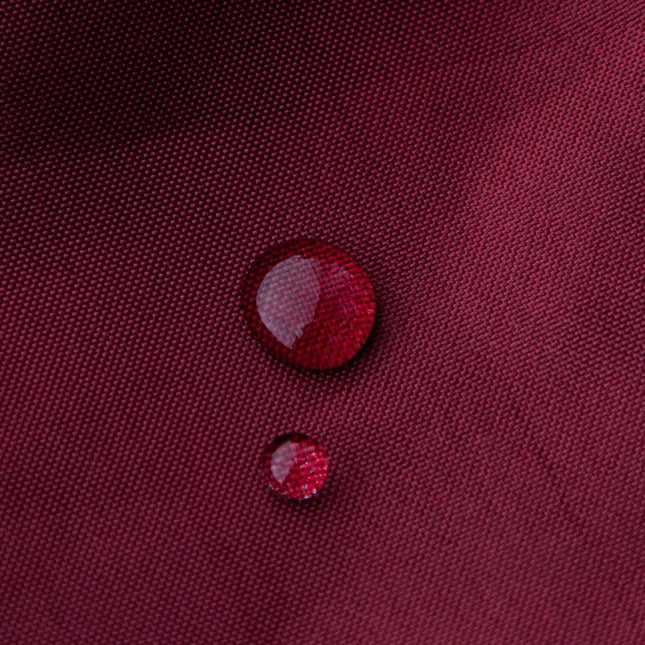 Enfärgat vinrött duschdraperi för badrum