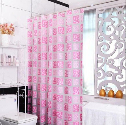 Rosa duschdraperi med blommigt mönster