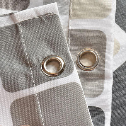 Duschdraperi med modernt rutmönster