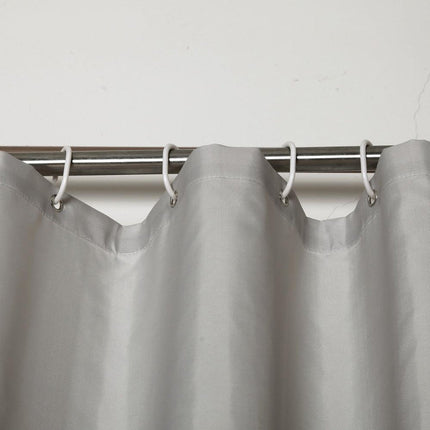 Enfärgat ljusgrått duschdraperi i tyg