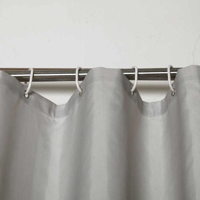 Enfärgat ljusgrått duschdraperi i tyg