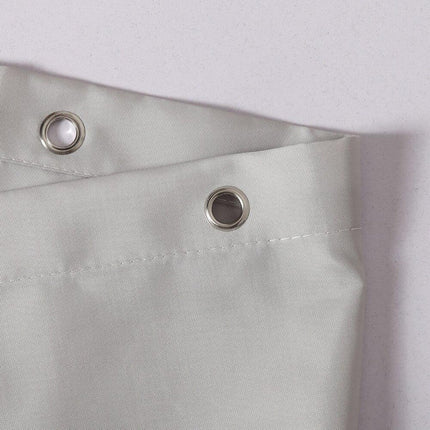 Enfärgat ljusgrått duschdraperi i tyg