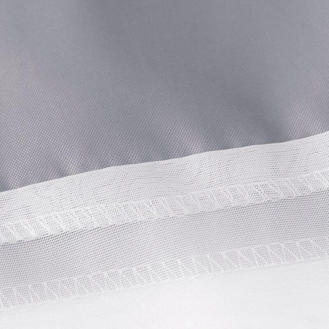 Modernt duschdraperi i grått och vitt