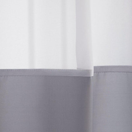 Modernt duschdraperi i grått och vitt