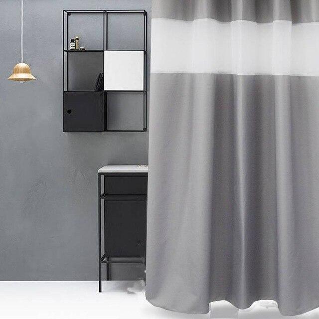 Modernt duschdraperi i grått och vitt