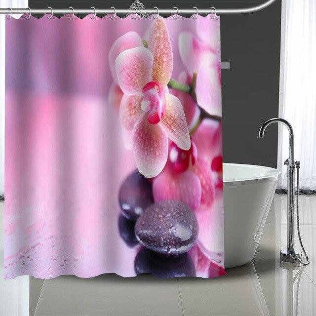 Lila duschdraperi med vackert orkidémotiv