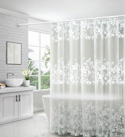 Halvtransparent duschdraperi med vita blommor