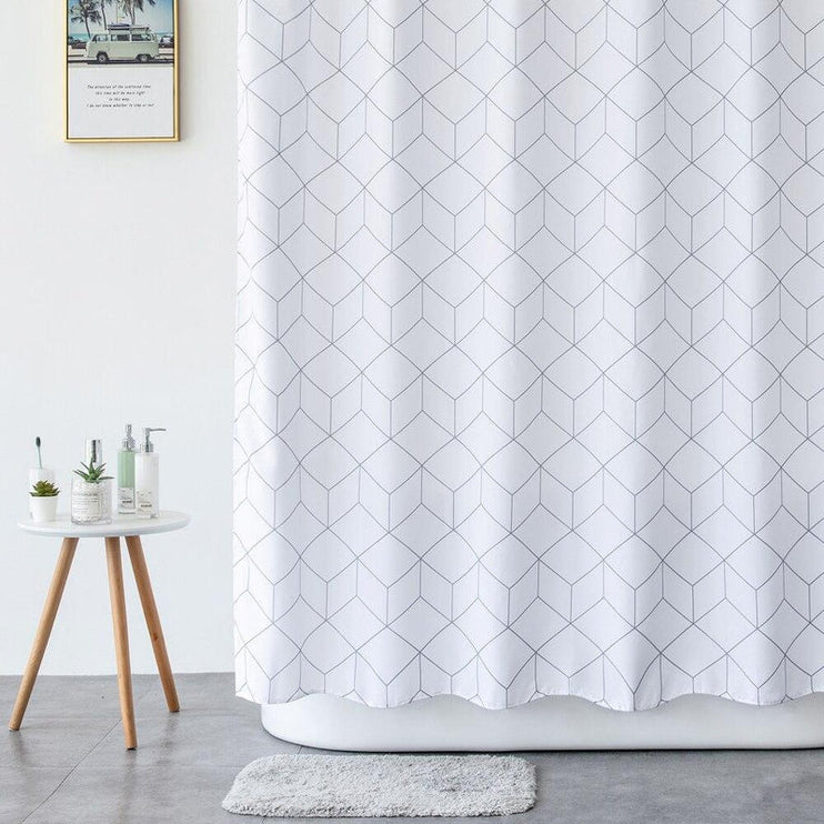 Vitt duschdraperi med geometriskt kubmönster